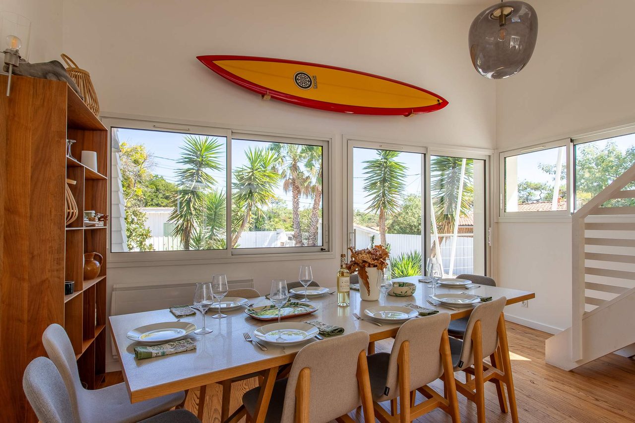 Surf House — salle à manger avec planche de surf, Lège-Cap-Ferret