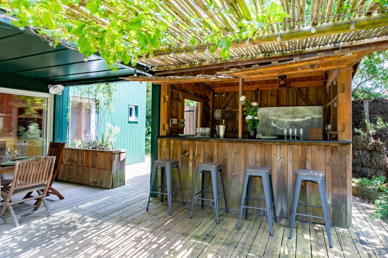 Villa Cap à l'Ouest — terrasse couverte sous la pergola, Lège-Cap-Ferret